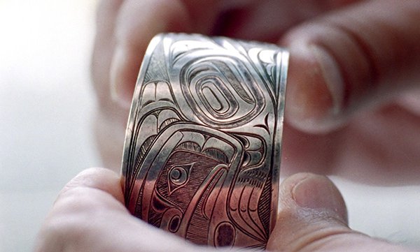 xiigaa xahl k’iidayaa (carved silver bracelet), with Raven-with-a-Broken-Beak imagery, c.1890 Da.a xiigang, Charles Edenshaw (c. 1839 – 1920)