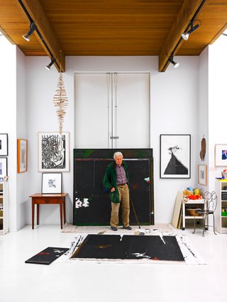 Gordon Smith in his studio in 2009 (photo by Martin Tessler).