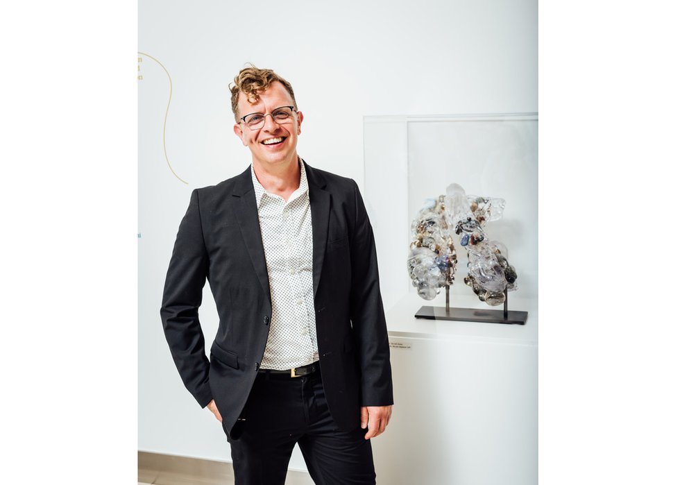 Benjamin Kikkert poses with his glass sculpture “Copper River Fracture” in Ottawa (photo by Martin Lipman / Students on Ice Foundation)