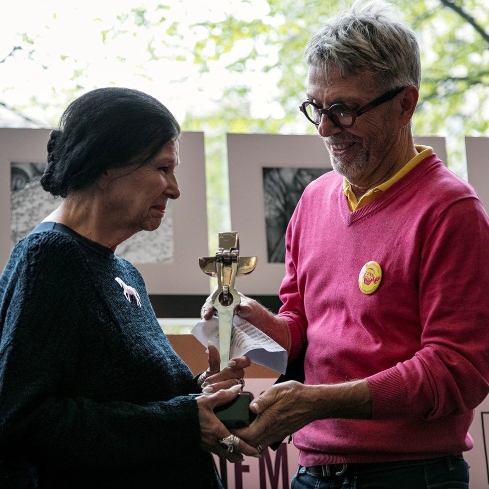 Vancouver Biennale Artistic Director and Founder, Barrie Mowatt, presents Alanis Obomsawin with the Vancouver Biennale Distinguished Artist Award. (photo by Kevin Bertram)