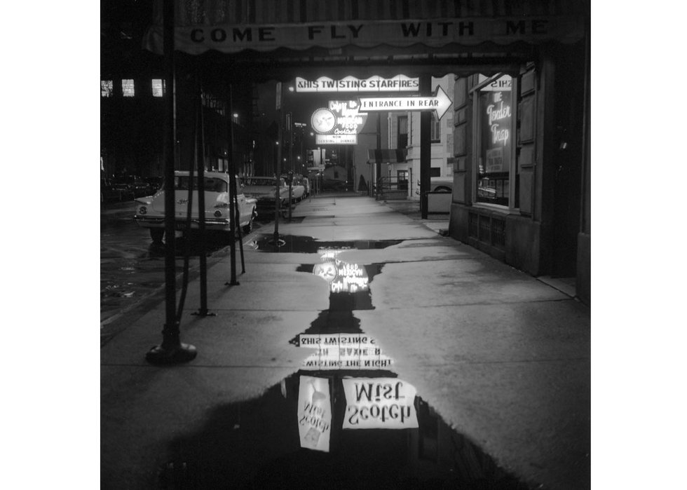 Vivian Maier, “1963, Chicago” (© Estate of Vivian Maier, Courtesy of Maloof Collection and Howard Greenberg Gallery, New York)