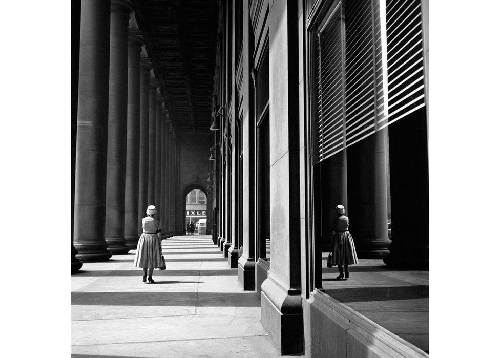 Vivian Maier, “Chicago,” circa 1960 (© Estate of Vivian Maier, courtesy of Maloof Collection and Howard Greenberg Gallery, New York)