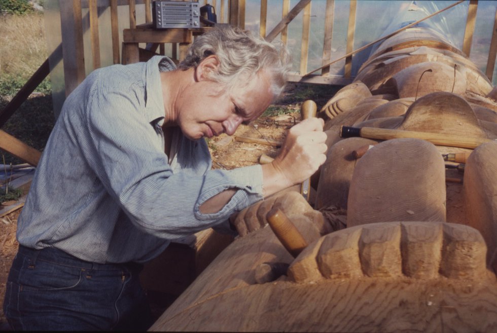 Bill Reid works on a totem pole. (courtesy of the Bill Reid Gallery of Northwest Coast Art, Vancouver)