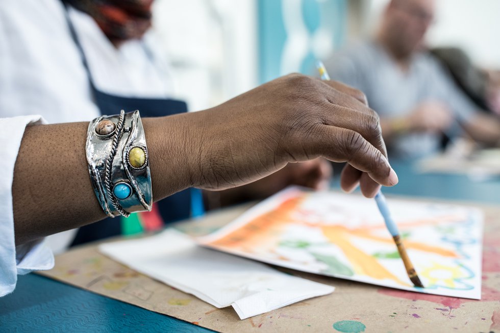 A woman paints during an art therapy workshop at the Montreal Museum of Fine Arts offered in partnership with the Jewish General Hospital. (photo © Mikaël Theimer, MKL)