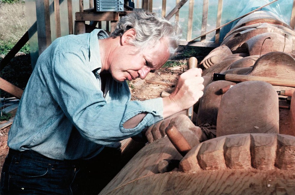 Bill Reid carving in Skidegate around 1976. (photo by Martine J. Reid; courtesy of the Bill Reid Gallery of Northwest Coast Art, Vancouver)