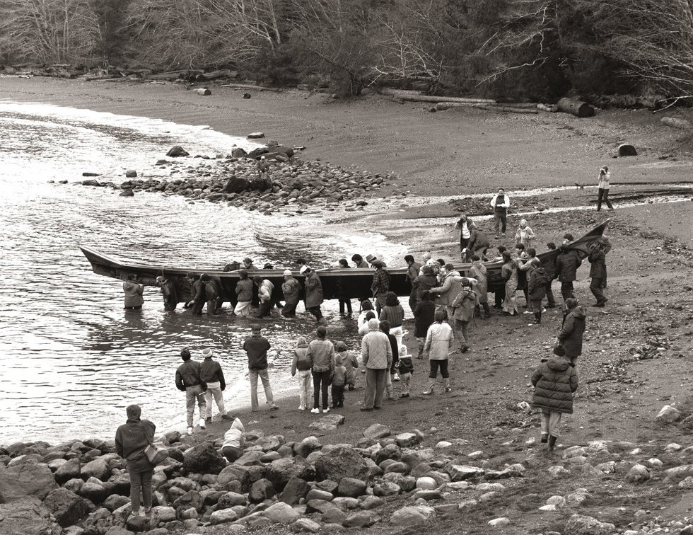 Launch of the "Loo Taas" canoe in 1986. (photo by Ulli Steltzer; collection of the Haida Gwaii Museum, Skidegate (Ph 08535); courtesy of the Bill Reid Gallery of Northwest Coast Art, Vancouver, and Princeton University Library, New Jersey)