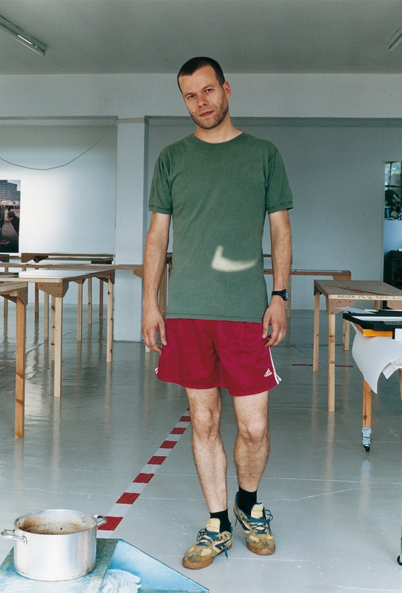 Wolfgang Tillmans, “August self portrait,” 2005 (© Wolfgang Tillmans; courtesy the artist, David Zwirner, New York/Hong Kong; Galerie Buchholz, Berlin/Cologne; and Maureen Paley, London)