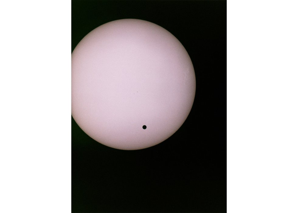 Wolfgang Tillmans, “Venus transit,” 2004 (©Wolfgang Tillmans; courtesy the artist; David Zwirner, New York/Hong Kong; Galerie Buchholz, Berlin/Cologne; and Maureen Paley, London)